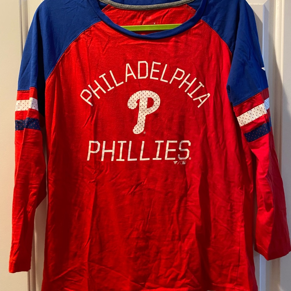 Cheer on the Phillies in this Fanatics long sleeve womens shirt. Size Large.